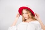 Sombrero de terciopelo unisex en blanco con fondo rojo