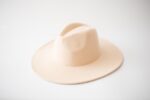 Sombrero de terciopelo unisex en crema2